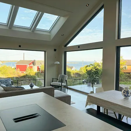 Hébergement de vacances New Scandinavian With Sea Views On Hisoy